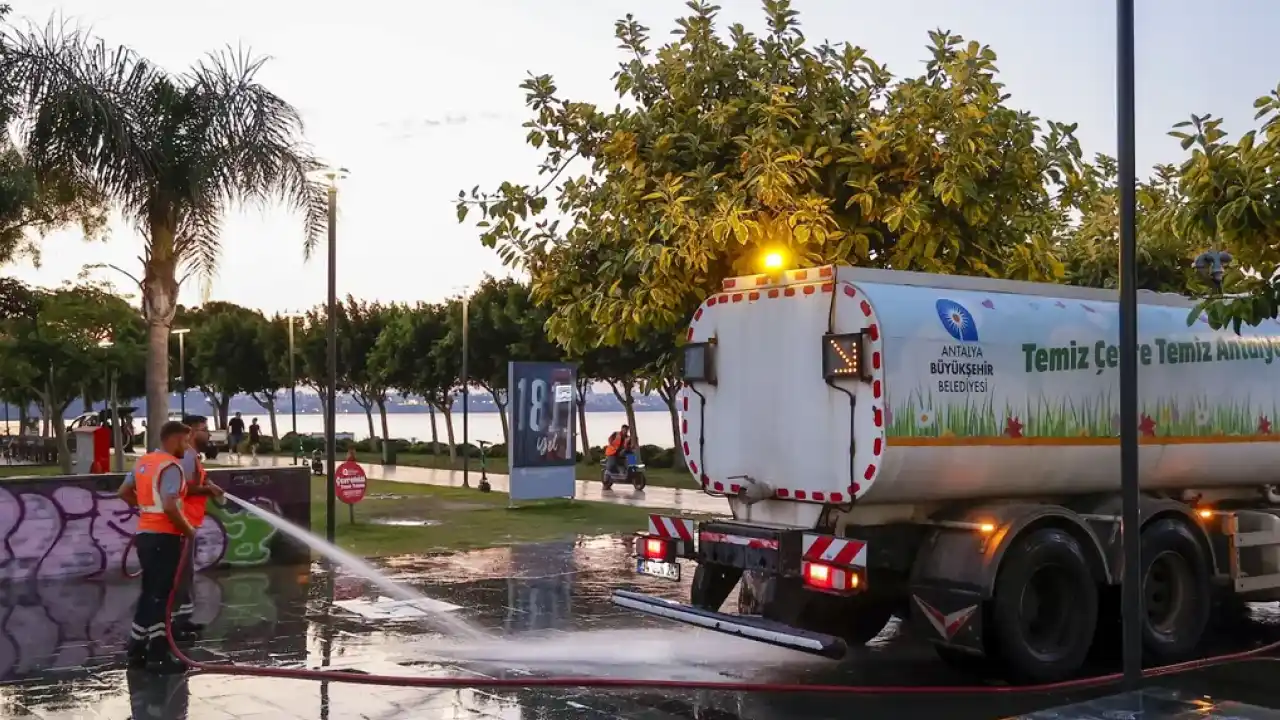 Antalya'da Konyaaltı Sahili’nde 7/24 temizlik mesaisi