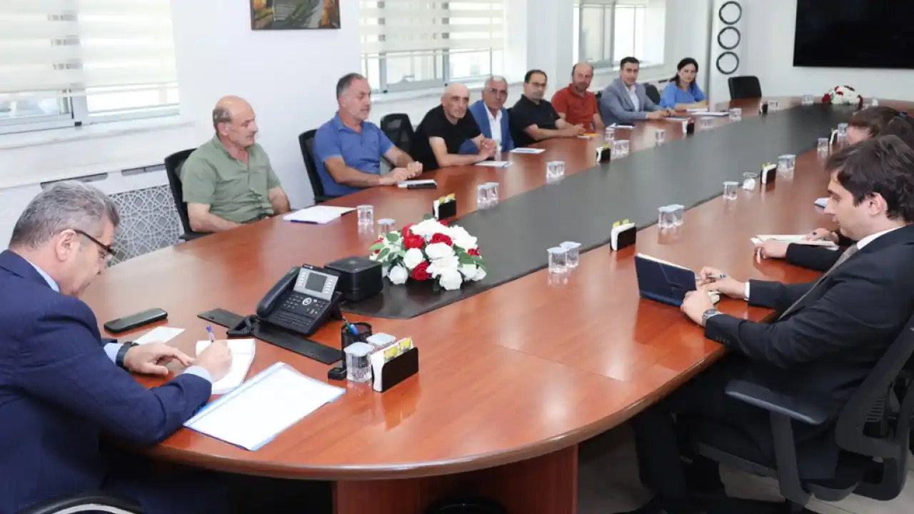 Artvin'de Vali Ergün muhtarları dinledi