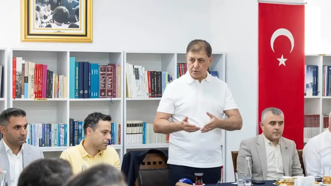 Başkan Tugay mesaisine Kemeraltı esnafıyla başladı...