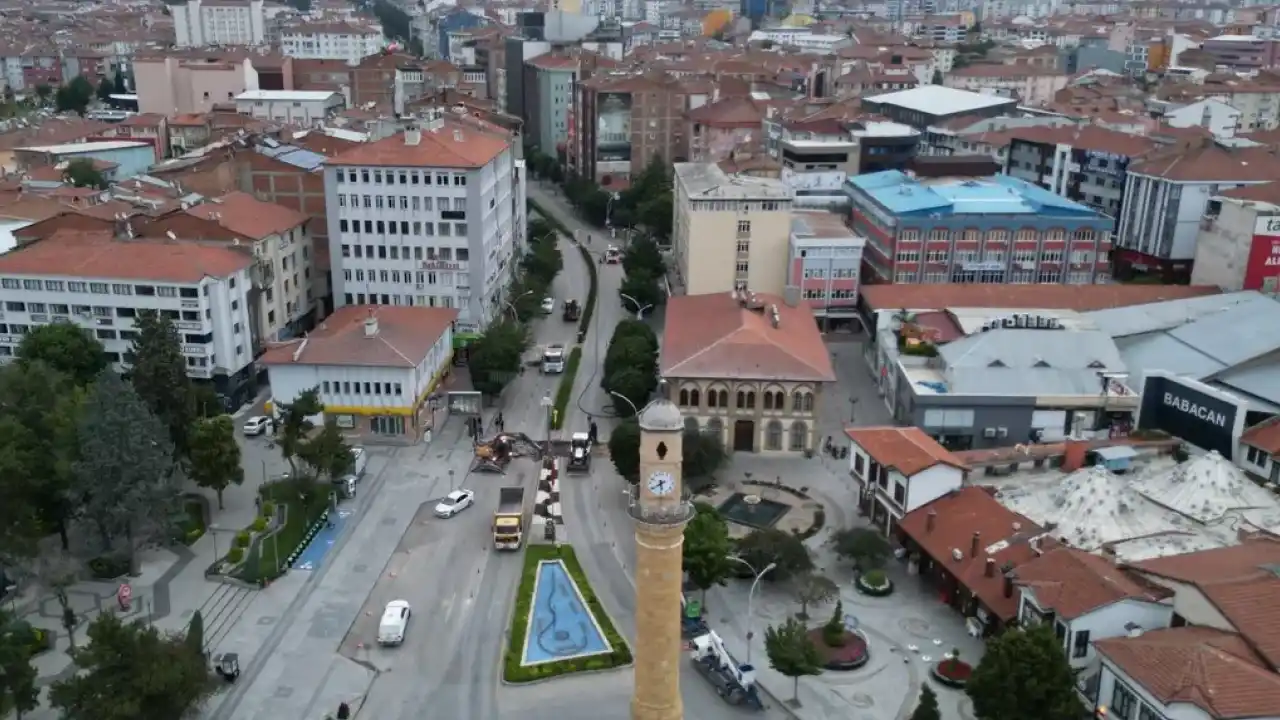 Çorum’da Gazi Caddesi’nde gece asfalt çalışması
