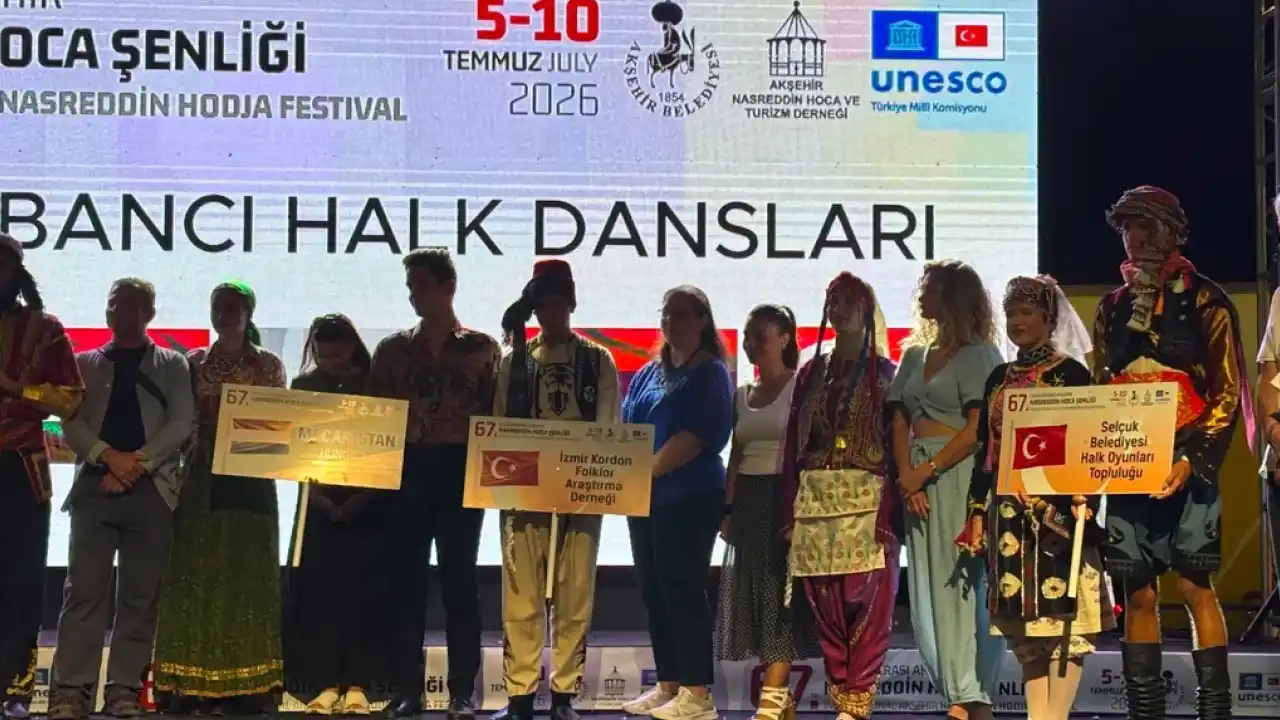 Efes Selçuk Halk Oyunları ekibinden muhteşem performans