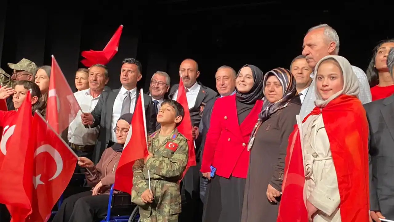 Erzurum'da çocuklar 15 Temmuz'u sahneye taşıdı