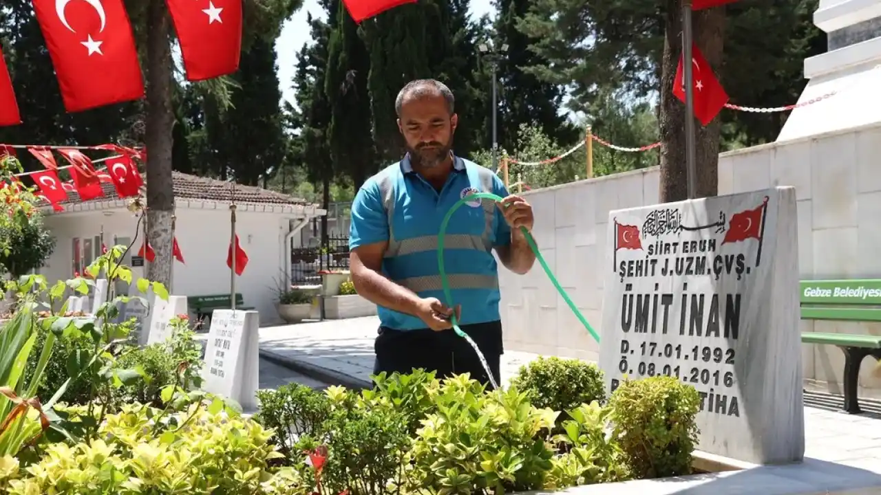 Gebze'de mezarlık ve şehitliklere kapsamlı bakım