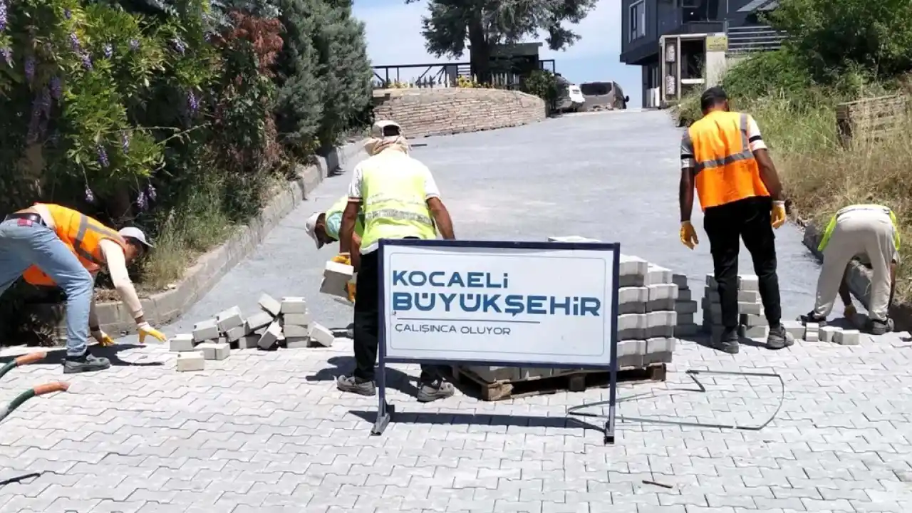 Gölcük Halıdere’de 3 sokakta parke yollar yenilendi