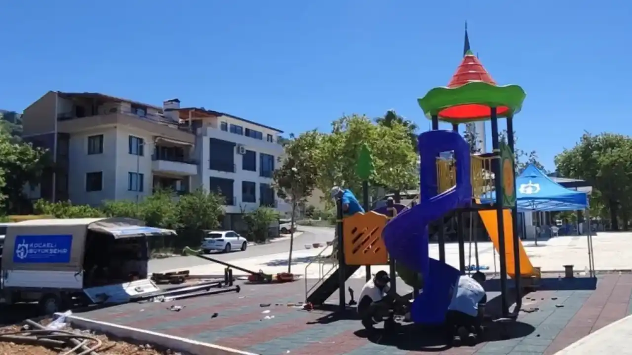 Gölcük Ulaşlı’da çocukların neşesi sahile taşınıyor
