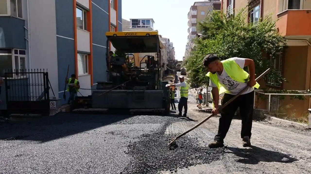 İstanbul Maltepe’de asfalt hamlesiyle yollar yenileniyor