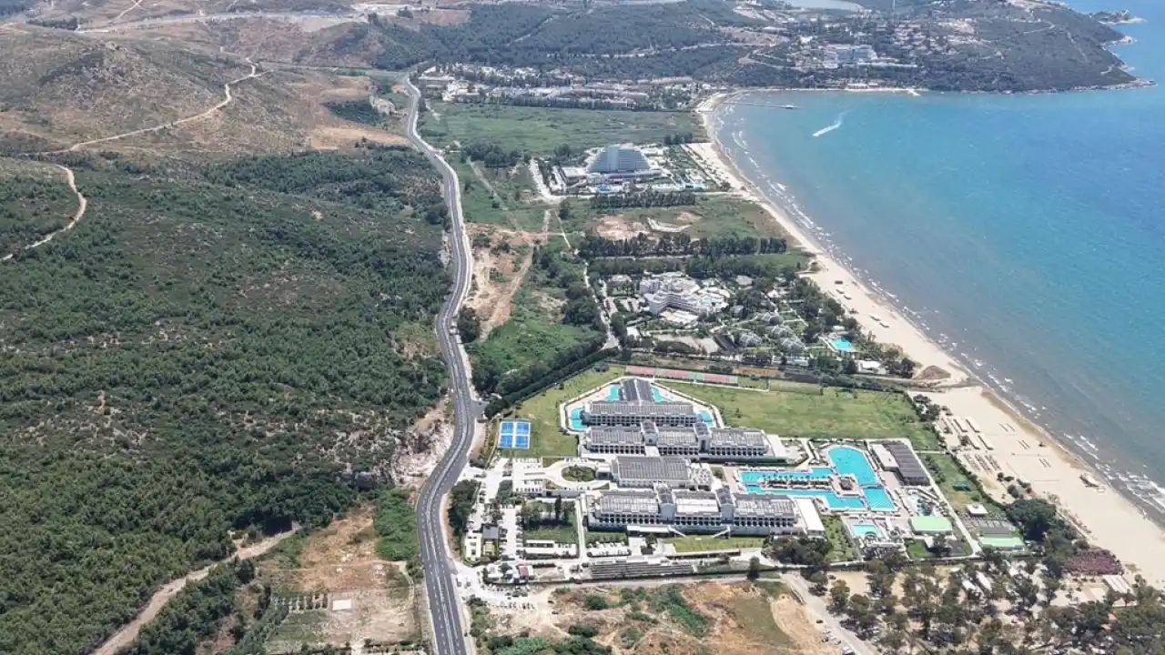 İzmir'de Pamucak yolu baştan sona yenilendi