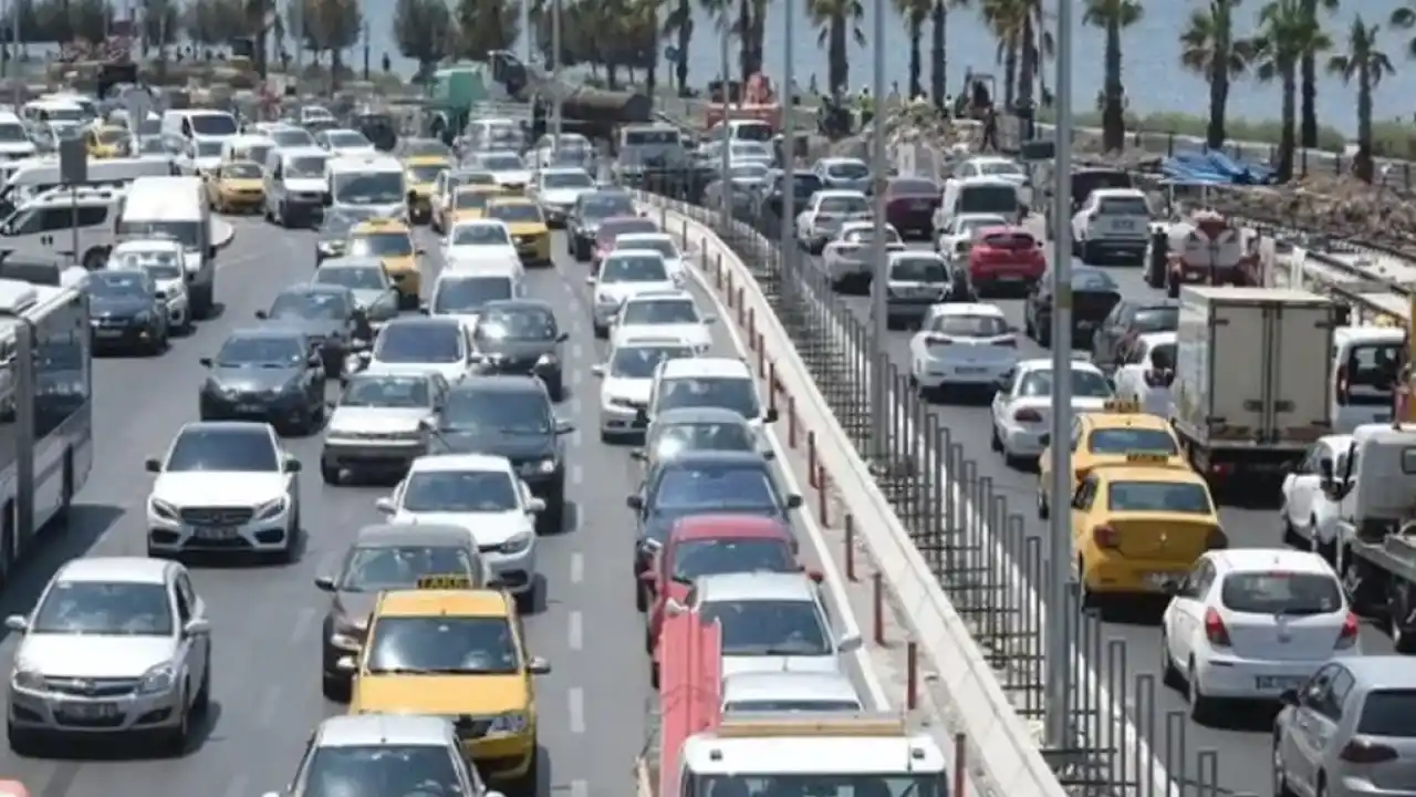 İzmir'de trafik artıyor