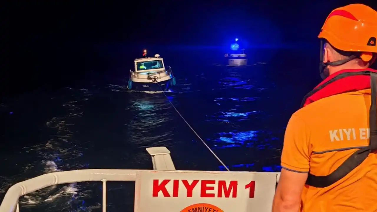 Kilitbahir açıklarında sürüklenen tekne kurtarıldı