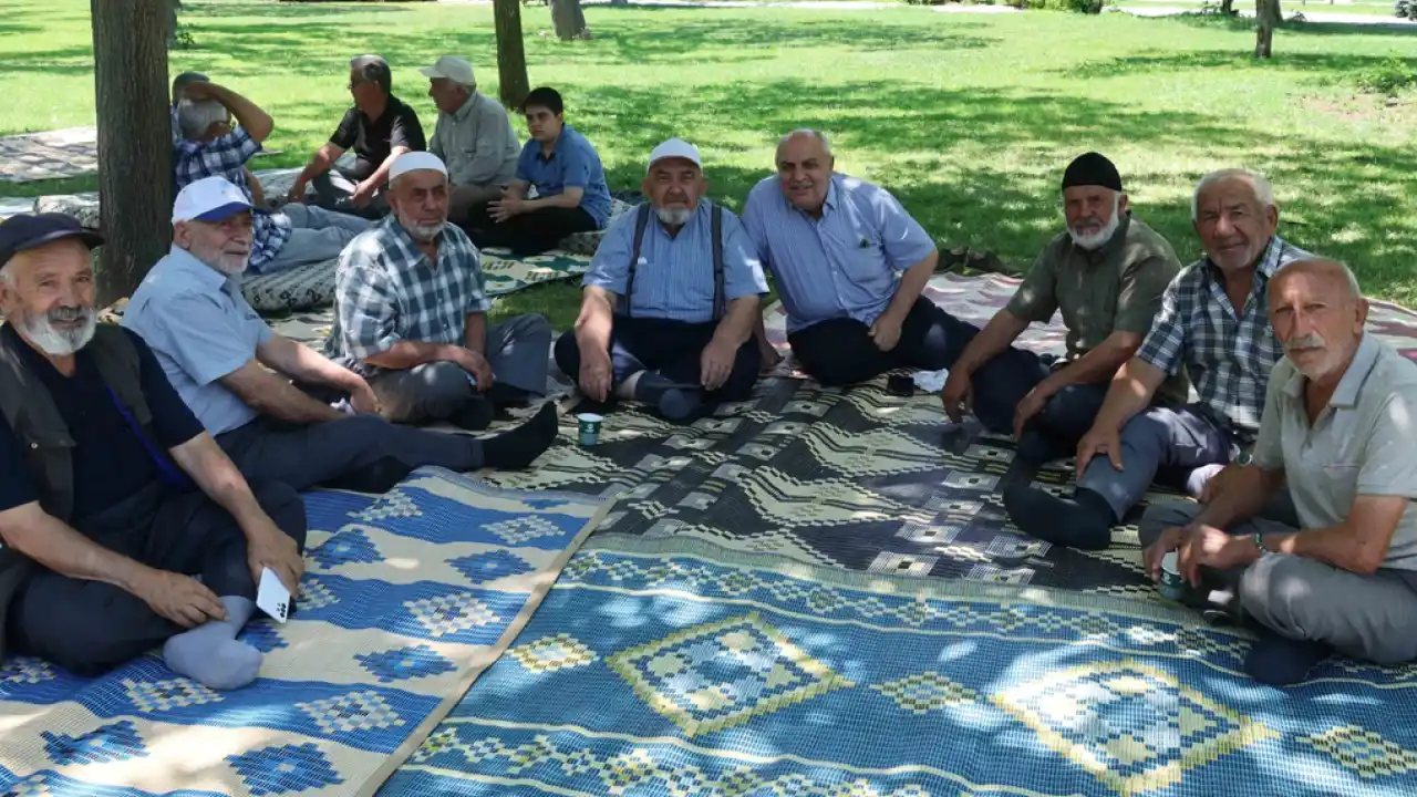 Konya Karatay'da emekliler Şehir Parkı'nda buluştu