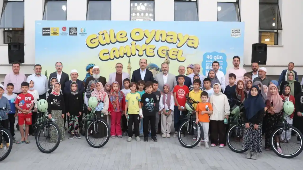 Konya'da 'güle oynaya camiye' gittiler