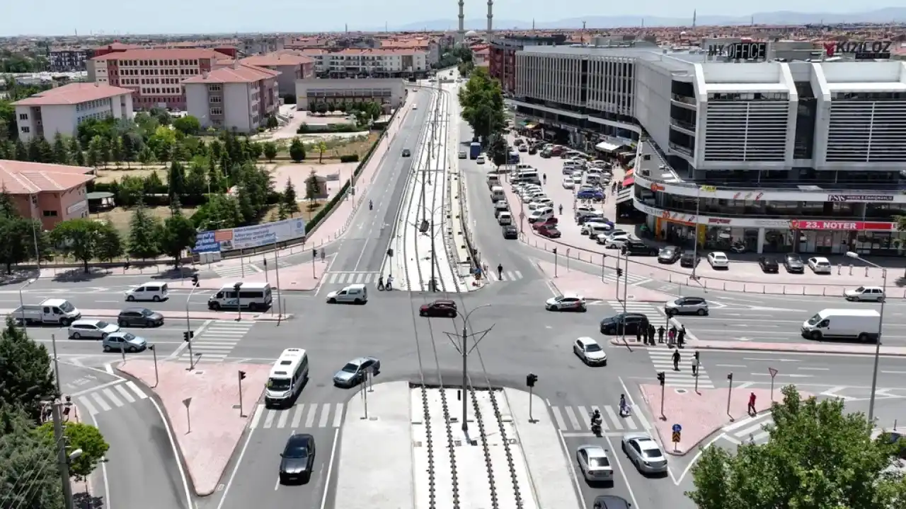 Konya'da tramvay hattı enerji montajı sürüyor