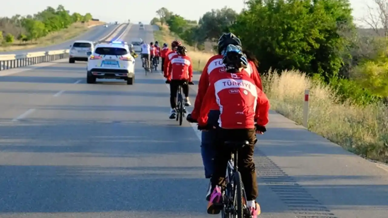 Konya'dan 7'si görme engelli 20 kişi Ankara'ya pedal çevirdi