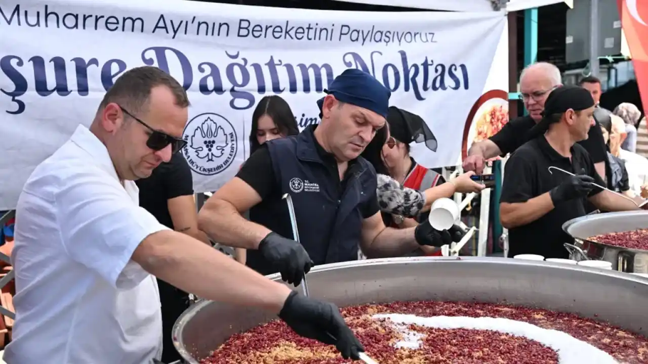 Manisa Büyükşehir’den pazarda 2 bin kişiye aşure ikramı