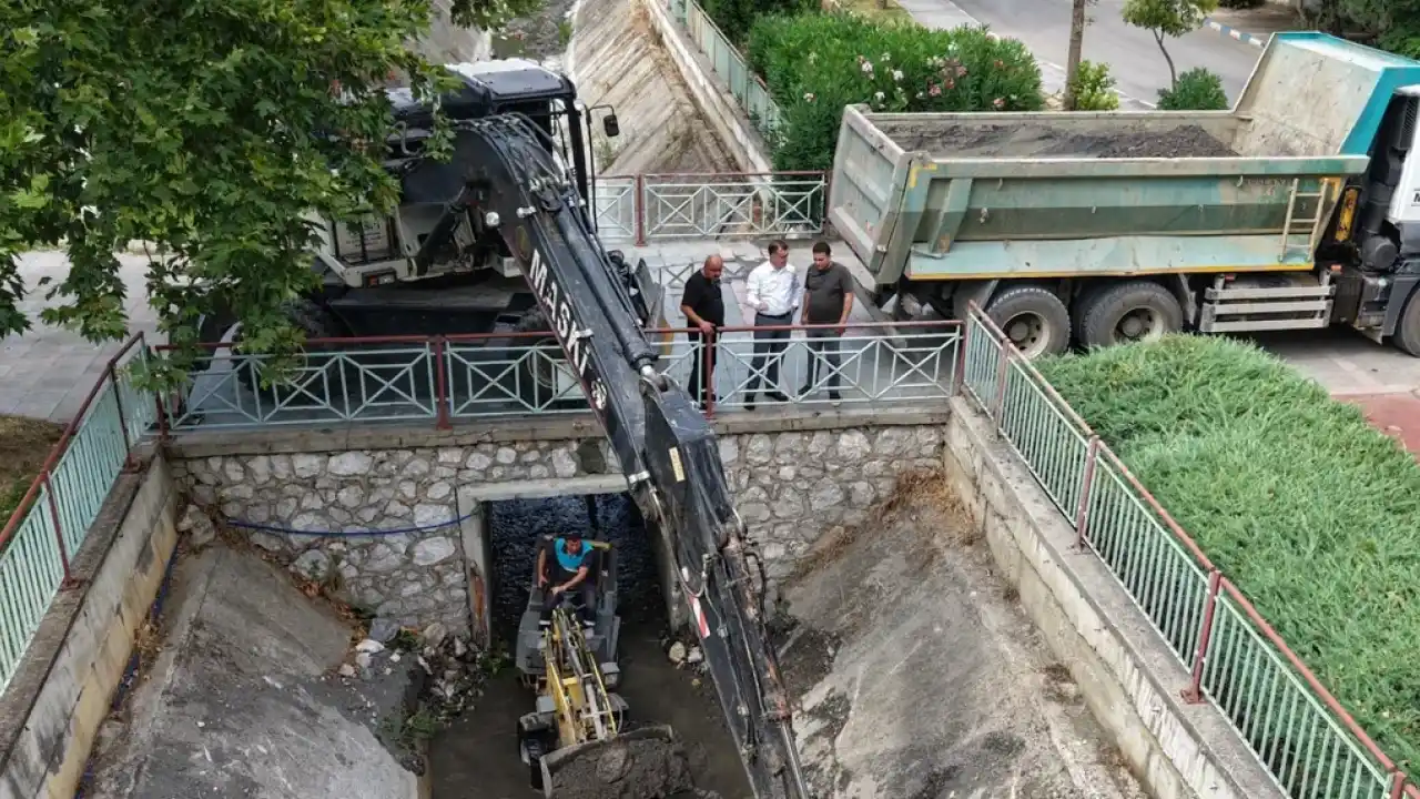 Manisa kent merkezinde dere ve kanal temizliği