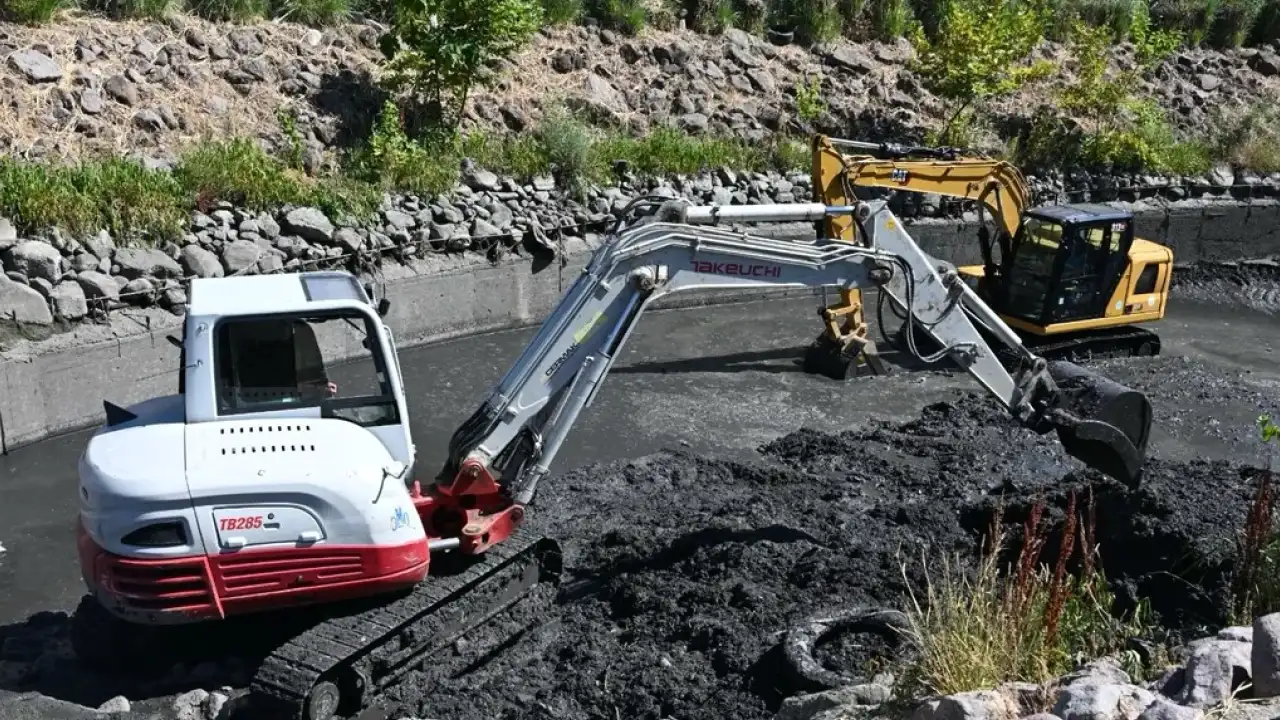 Manisa'da Safran Deresi temizleniyor