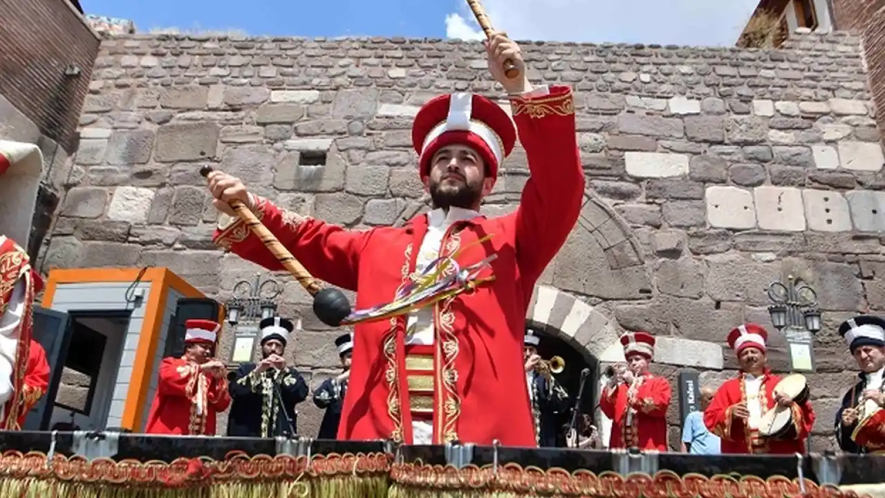 Mehteran Coşkusu yaz boyunca Ankara Kalesi ve Ulus Meydanı'nda