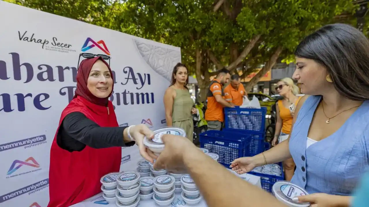 Mersin’de 13 ilçede 19 bin kişilik aşure ikramı
