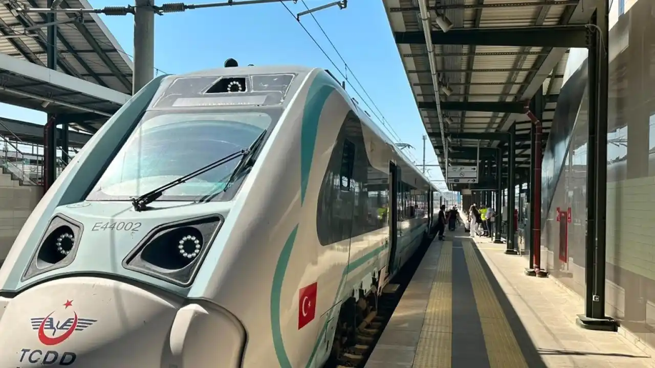Millî elektrikli tren seti Trakya'da ilk seferine çıktı
