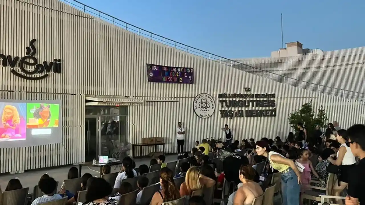 Muğla'da çocuklar karne sevincini sinema etkinliğiyle kutladı