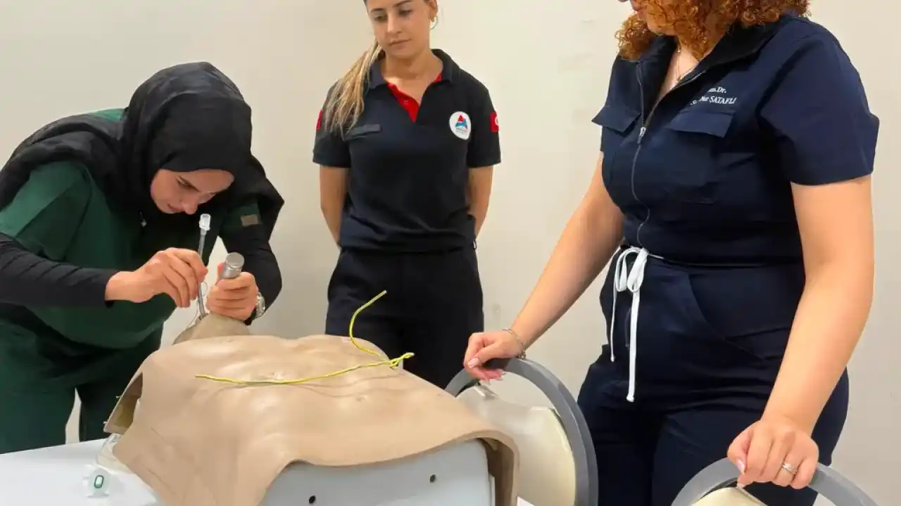Sağlık personeline CPR eğitimi
