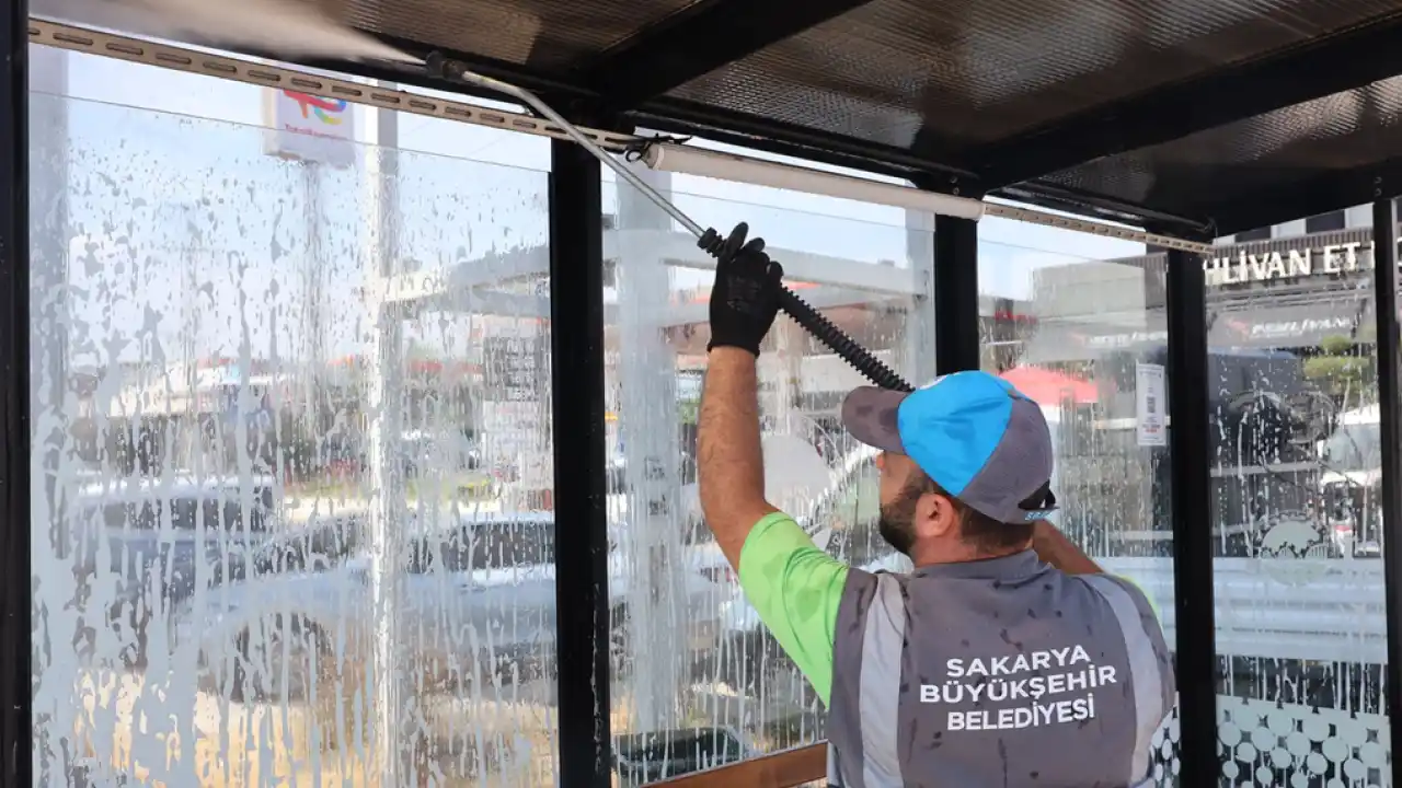 Sakarya Büyükşehir 16 ilçede durakları tek tek temizliyor