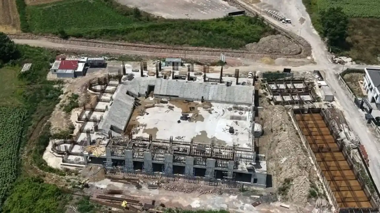 Sakarya'da bin 500 kişi kapasiteli yeni spor salonu hızla yükseliyor