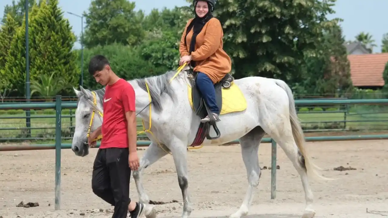 Sakarya'da sağlıklı yaşam yolculuğunda at biniciliği heyecanı
