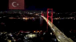 15 Temmuz Şehitler Köprüsü semalarında dronlarla ışık gösterisi büyüledi