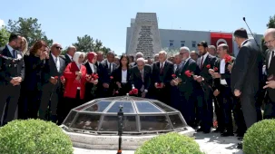 15 Temmuz'da TBMM'de ilk bombanın düştüğü alana karanfil bırakıldı
