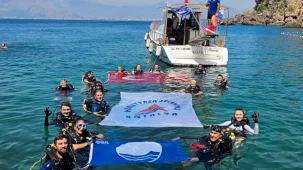 Antalya Muratpaşa'da Erenkuş Plajı'nda deniz dibi temizliği