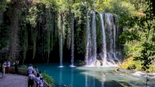 Antalya’da Düden Şelalesi ziyaretçilerini ağırlıyor