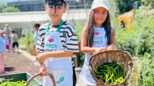 Çocukların bahçede hasat sevinci