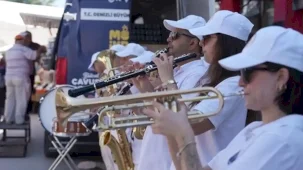 Denizli’de pazar yerlerinde müzik ve ikram şöleni