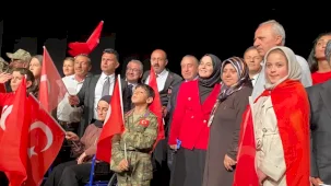 Erzurum'da çocuklar 15 Temmuz'u sahneye taşıdı