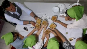 Erzurum'da koruma altındaki çocuklardan aşure geleneğine anlamlı katkı