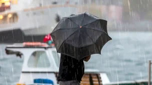 İstanbul'a sağanak ve kuvvetli poyraz uyarısı... Sıcaklıklar 4 derece düşecek