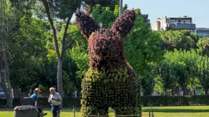 İzmir Kültürpark'taki doğayla şekillenen figürler ilgi görüyor