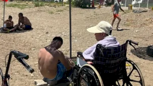 İzmir Narlıdere'de özel gereksinimli bireyler denizle buluştu