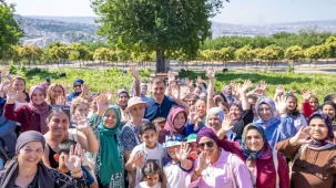 İzmir’de kadın üreticilerden hasat sevinci