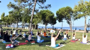 Kadınlar Boğaz’a karşı yogo yaptı