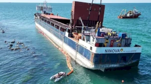 Karasu’da karaya oturan “NINOVA” gemisi kurtarılarak Aliağa’ya sevk edildi