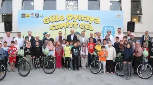 Konya'da 'güle oynaya camiye' gittiler