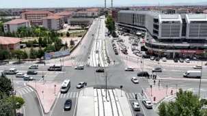 Konya'da tramvay hattı enerji montajı sürüyor