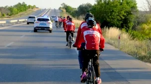 Konya'dan 7'si görme engelli 20 kişi Ankara'ya pedal çevirdi