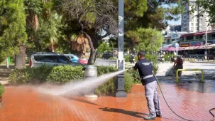 Maltepe'de toplu temizlik çalışmaları sürüyor