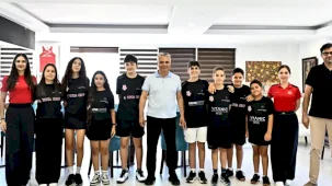 Muratpaşa Belediyespor squashta kürsüden inmiyor
