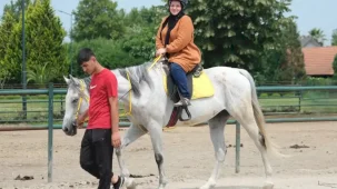 Sakarya'da sağlıklı yaşam yolculuğunda at biniciliği heyecanı