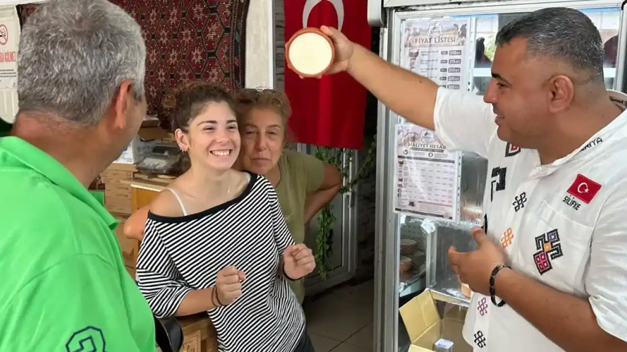 300 yıllık Silifke Yoğurdu marka yolunda... Ters çevrilmesine rağmen dökülmeyen yoğurt şaşırtıyor