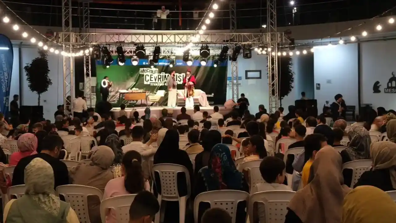 Açık hava tiyatrosu Dilovası’nda iz bıraktı
